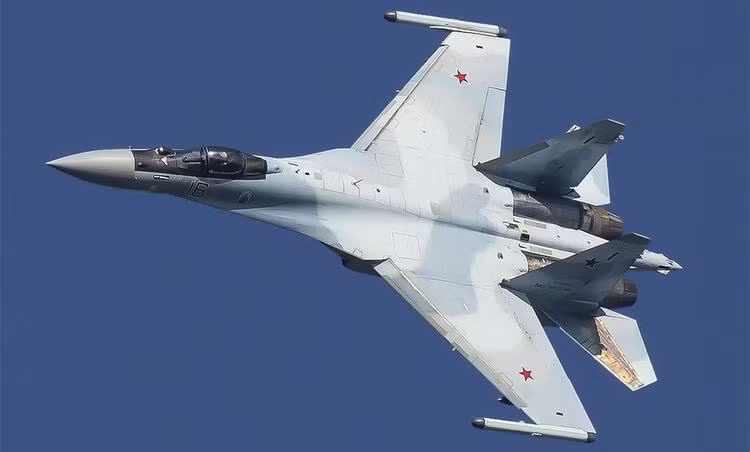 Trường hợp xảy ra cuộc đối đầu trực diện, rất khó để tiêm kích Su-30SM hay Su-35S nhận biết sự có mặt của F-22, trong khi đó phi công lái chiếc Raptor lại đủ khả năng ngắm bắn đối phương một cách rất ung dung.