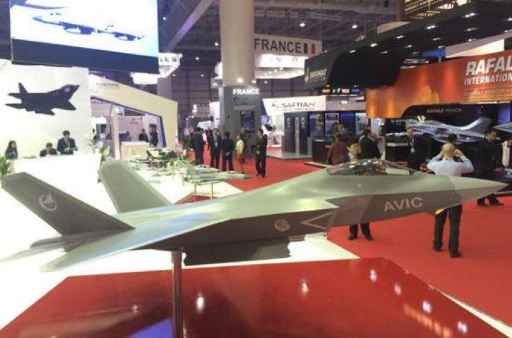 Lý do là bởi Không quân Trung Quốc đã tiếp nhận J-20 với số lượng lớn, trong khi đó tại Nga, nguồn cung cấp Su-57 vẫn còn hạn chế và chiếc Su-75 Checkmate một động cơ cho đến nay mới chỉ được trưng bày dưới dạng mô hình thử nghiệm.