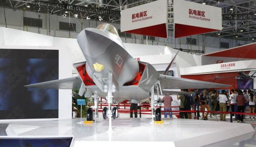 Chuyên gia Loren Thompson - một nhà phân tích tại Viện Lexington của Mỹ nhấn mạnh rằng nếu không có tiêm kích F-35 của Mỹ tại triển lãm ở UAE, "Trung Quốc sẽ có cơ hội bán máy bay chiến đấu mới nhất của mình hơn là Nga".