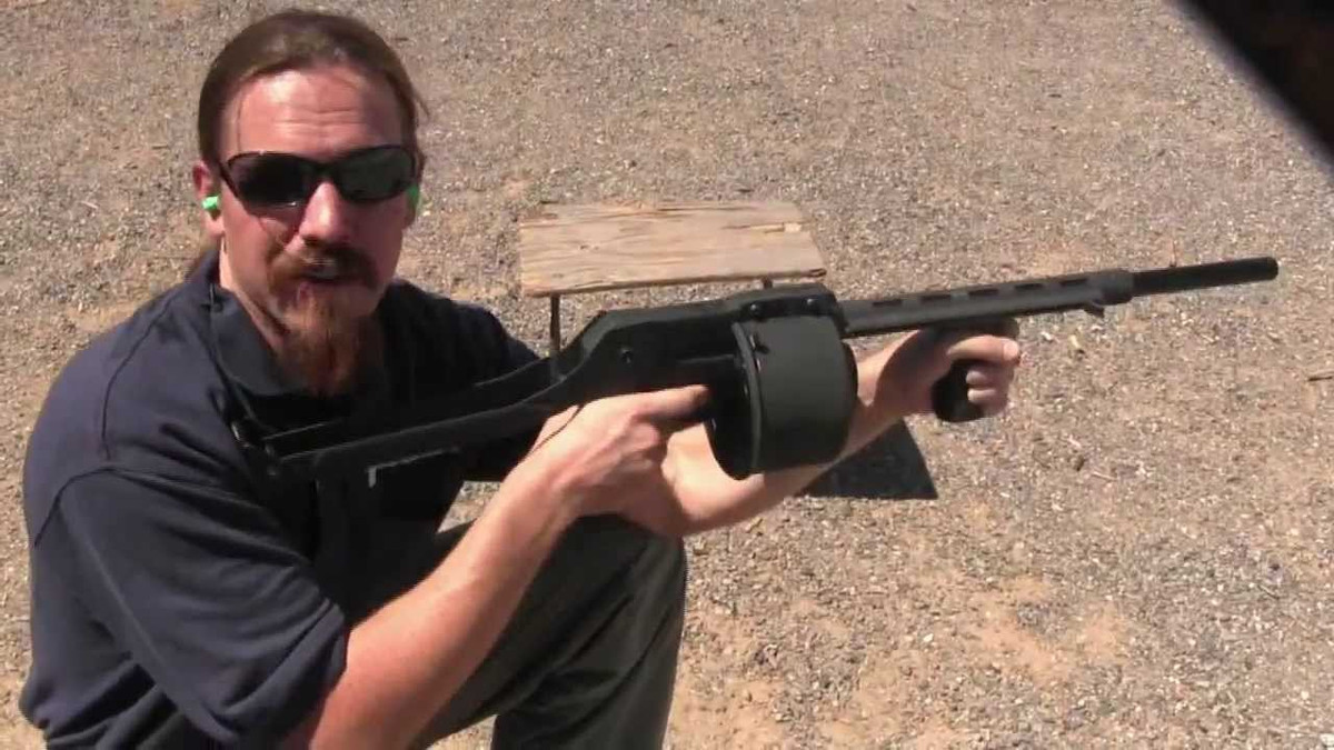 Dù là súng shotgun và chỉ hiệu quả khi tác chiến tầm gần, Striker vẫn có khả năng gắn thêm kính ngắm để tăng độ chính xác khi sử dụng.