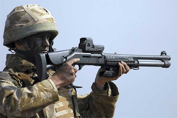 Do các mảnh đạn ghém có khả năng văng "tứ tung" sau khi rời nòng, khẩu shotgun này có độ chính xác rất cao, đặc biệt khi mục tiêu ở gần, xạ thủ có thể bắn trúng đối phương mà không cần nhắm.