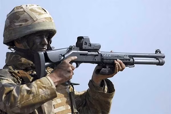 Do các mảnh đạn ghém có khả năng văng "tứ tung" sau khi rời nòng, khẩu shotgun này có độ chính xác rất cao, đặc biệt khi mục tiêu ở gần, xạ thủ có thể bắn trúng đối phương mà không cần nhắm.