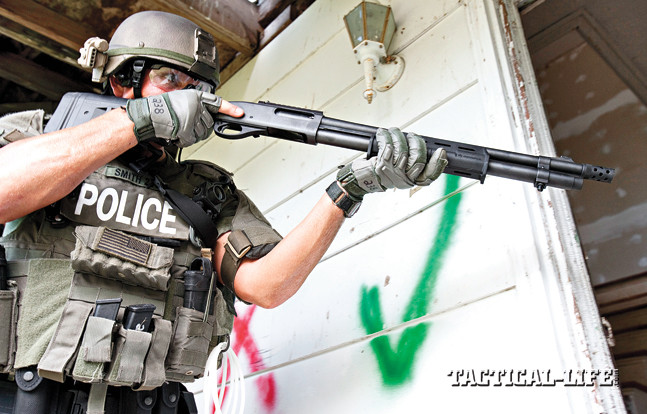 Đạn ghém cũng rất có tác dụng trong việc phá cửa hoặc thậm chí là đục những lỗ lớn trên tường gạch, tường gỗ mỏng. Do ưu điểm tác chiến trong không gian hẹp, loại vũ khí này đặc biệt được các lực lượng an ninh, đặc nhiệm ưa chuộng.