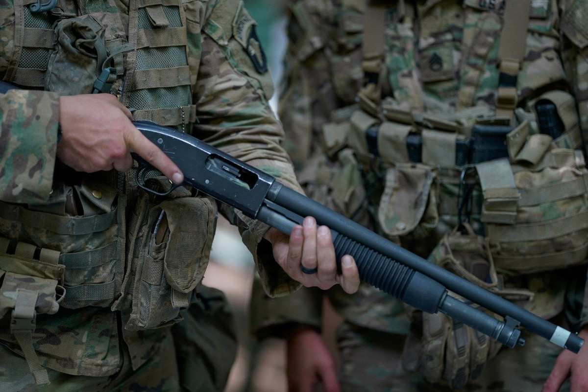 Súng shotgun đặc biệt phát huy tác dụng trong tác chiến tầm gần, trong môi trường chật hẹp như chiến hào, hoặc trong những căn hộ, khách sạn,...