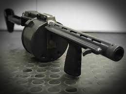 Điểm đặc biệt của khẩu shotgun này đó là nó có dự trữ đạn rất lớn, tối đa lên tới 12 viên. Với những phiên bản có kích thước nhỏ hơn, Striker cũng có dự trữ đạn lên tới 7 viên trong ổ đạn xoay.