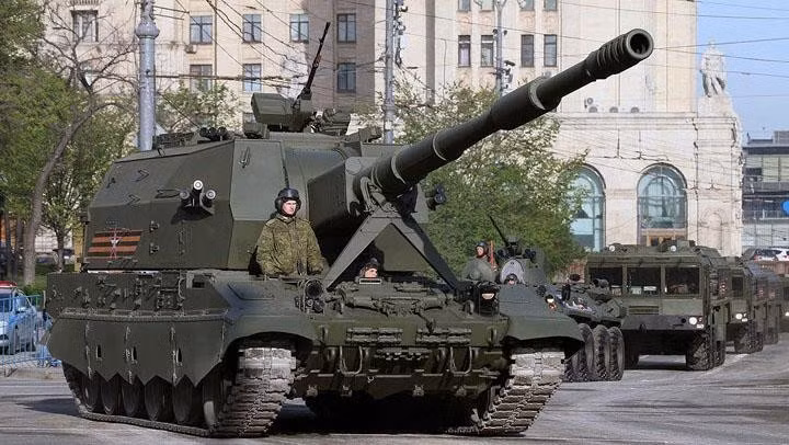 Hệ thống điện tử của pháo 2S35 Koalitsiya-SV rất hiện đại cho phép các thành viên trong xe có thể chia sẻ thông tin về mục tiêu, đường đạn qua hệ thống máy tính với phần mềm xử lý chuyên biệt.