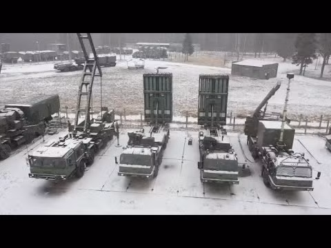 Theo chuyên gia quân sự Nga Mikhail Khodaryonok, tính năng quan trọng nhất của tổ hợp S-350 là khả năng phản ứng nhanh và hiệu suất đánh chặn các mục tiêu cực thấp cao hơn rất nhiều so với các hệ thống phòng không tầm xa kể trên và giá thành lại rẻ hơn rất nhiều.