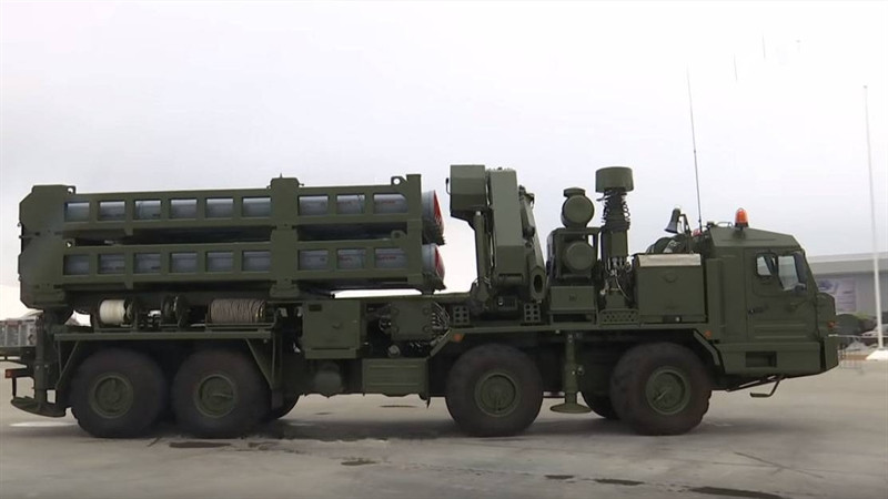 Hiện nay, Lực lượng hàng không vũ trụ Nga chủ yếu có hai loại tên lửa phòng không tầm xa là S-400 Triumph và S-300PM với nhiều phiên bản khác nhau. Cả hai hệ thống này đều hoạt động ở tầm xa, điều này không phải lúc nào cũng hợp lý khi bảo vệ các công trình đặc biệt quan trọng.