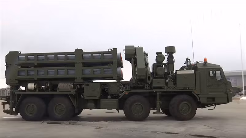 Hiện nay, Lực lượng hàng không vũ trụ Nga chủ yếu có hai loại tên lửa phòng không tầm xa là S-400 Triumph và S-300PM với nhiều phiên bản khác nhau. Cả hai hệ thống này đều hoạt động ở tầm xa, điều này không phải lúc nào cũng hợp lý khi bảo vệ các công trình đặc biệt quan trọng.