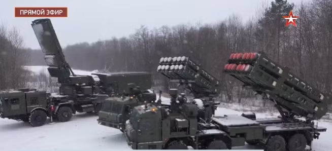 Đây chính là nguyên nhân khiến VKS sẽ thay thế vũ khí này bằng hệ thống S-350 trong năm 2021. Vityaz không phải để thay thế Buk, không dành cho cho Lục quân, mà dành cho lực lượng tên lửa phòng không của Quân chủng Hàng không-Vũ trụ Nga. S-350 Vityaz được thiết kế để chống lại các cuộc không tập tấn công mật độ cao và ở độ cao thấp.