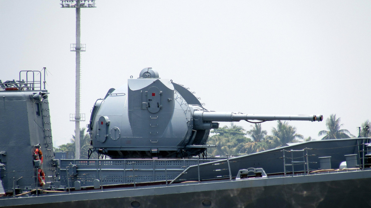 Nguyên mẫu đầu tiên của pháo AK-130 mang mã định danh A-217 chỉ có một nòng. Nhưng vì tốc độ bắn 60 phát/phút không đạt được trong quá trình thử nghiệm, cho nên các kỹ sư đã đi tới quyết định lựa chọn kết cấu nòng đôi rồi đặt tên mã mới là A-218.