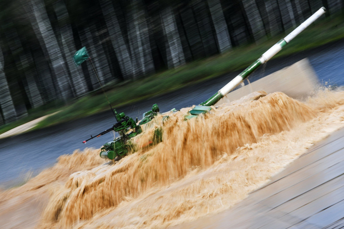 Ngoài việc phải ngắm bắn mục tiêu hoàn toàn bằng sức người, kíp thi đấu xe tăng T-72B3 cũng phải vượt địa hình với nhiều loại vật cản khác nhau, được xây dựng dựa trên các loại chướng ngại vật thật ngoài đời.