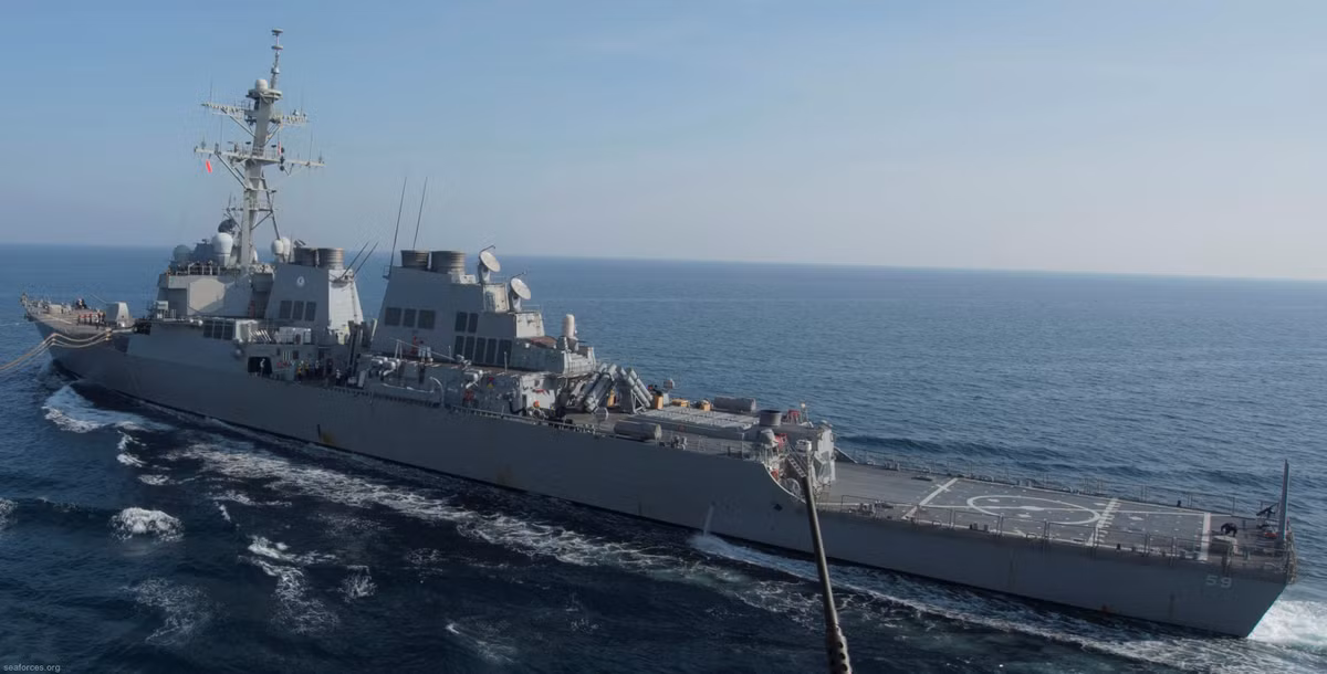 Tàu khu trục mang tên lửa dẫn đường này có độ giãn nước từ 8.300 cho đến 10.000 tấn tùy từng phiên bản khác nhau. Lớp Arleigh Burke cũng là nền tảng để các quốc gia đồng minh của Mỹ như Nhật Bản, Hàn Quốc phát triển lực lượng tàu chiến mặt nước chủ lực.