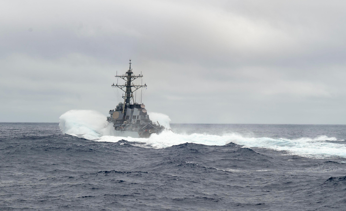 Để cận chiến, lớp Arleigh Burke được trang bị một hải pháo Mark 45 cỡ nòng 127 mm phía mũi với tầm bắn 21 km và cơ số đạn 600 viên.