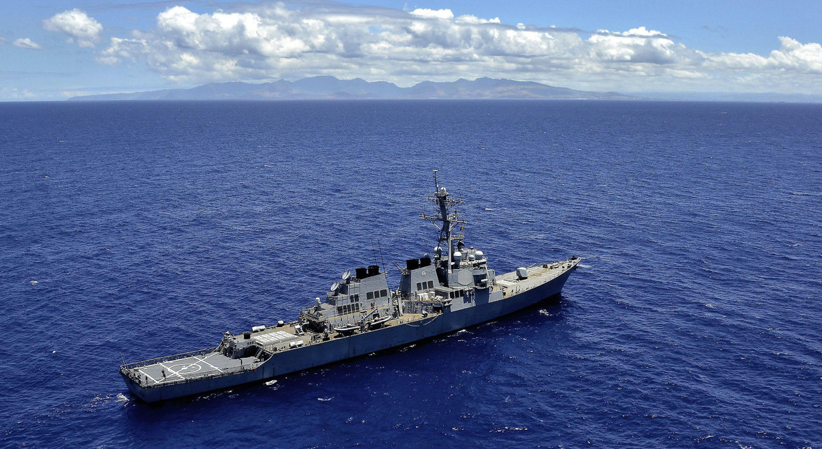 Arleigh Burke là lớp tàu khu trục mang tên lửa dẫn đường (DDG) đầu tiên của Mỹ được chế tạo trên nền tảng hệ thống chiến đấu Aegis. Đây là một trong những tổ hợp tác chiến hiện đại và phức tạp nhất thế giới, biến khu trục hạm lớp Arleigh Burke thành một phần quan trọng trong hệ thống phòng thủ chống tên lửa đạn đạo do Mỹ phát triển