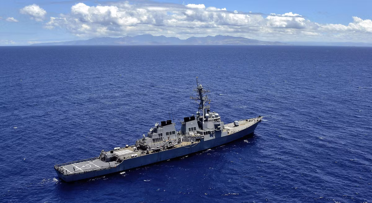 Arleigh Burke là lớp tàu khu trục mang tên lửa dẫn đường (DDG) đầu tiên của Mỹ được chế tạo trên nền tảng hệ thống chiến đấu Aegis. Đây là một trong những tổ hợp tác chiến hiện đại và phức tạp nhất thế giới, biến khu trục hạm lớp Arleigh Burke thành một phần quan trọng trong hệ thống phòng thủ chống tên lửa đạn đạo do Mỹ phát triển