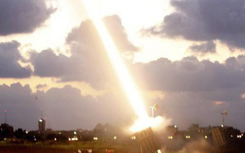 Tên lửa đánh chặn từ Iron Dome được kích hoạt và tiêu diệt mục tiêu ngay còn khi chúng còn đang bay trên không từ độ cao lớn, để tránh gây sát thương cho thường dân bên dưới.