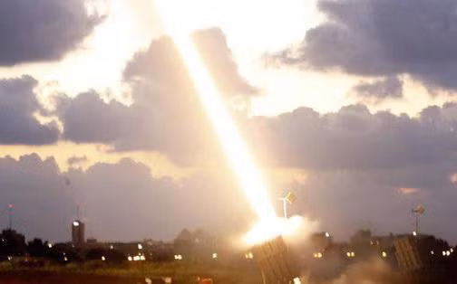 Tên lửa đánh chặn từ Iron Dome được kích hoạt và tiêu diệt mục tiêu ngay còn khi chúng còn đang bay trên không từ độ cao lớn, để tránh gây sát thương cho thường dân bên dưới.