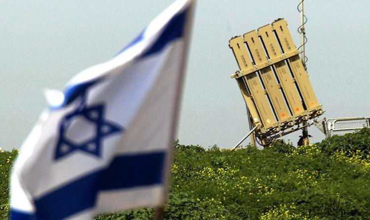 Nhưng không giống như các khẩu đội tên lửa phòng thủ Iron Dome trên đất liền, C-Dome không cần đến radar hoặc hệ thống chỉ huy và kiểm soát riêng, mà thay vào đó là chúng được tích hợp vào hệ thống điện tử của ngay chiến hạm.