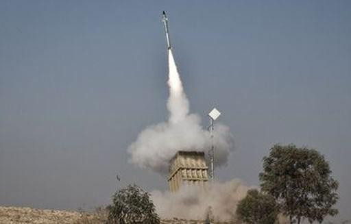 Khi radar phát hiện ra vật thể bay thù địch, hệ thống xe chỉ huy sẽ tính toán quỹ đạo bay và đưa ra tọa độ rơi của quả đạn.