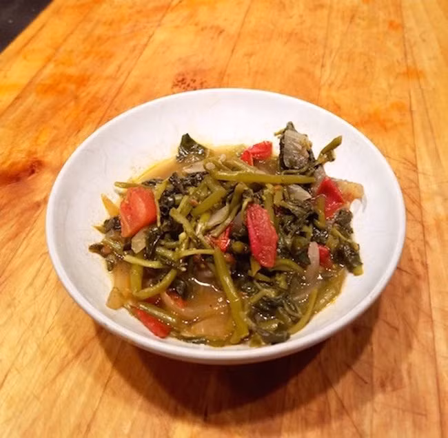 Loai rau nay moc hoang dai o bo bui va cac bai dat trong.