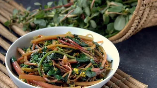 Loại cây này thuộc họ Rau sam (Portulacaceae), sống được một năm và có chiều cao phát triển lên đến 40cm.