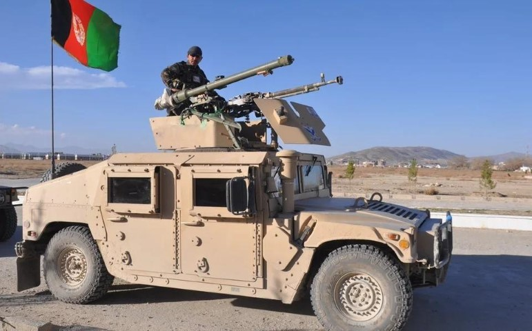 Humvee là dòng xe thiết giáp được Mỹ cấp cho Afghanistan với số lượng cực lớn. Họ là quốc gia trang bị nhiều xe thiết giáp hạng nhẹ này nhất chỉ sau Mỹ.