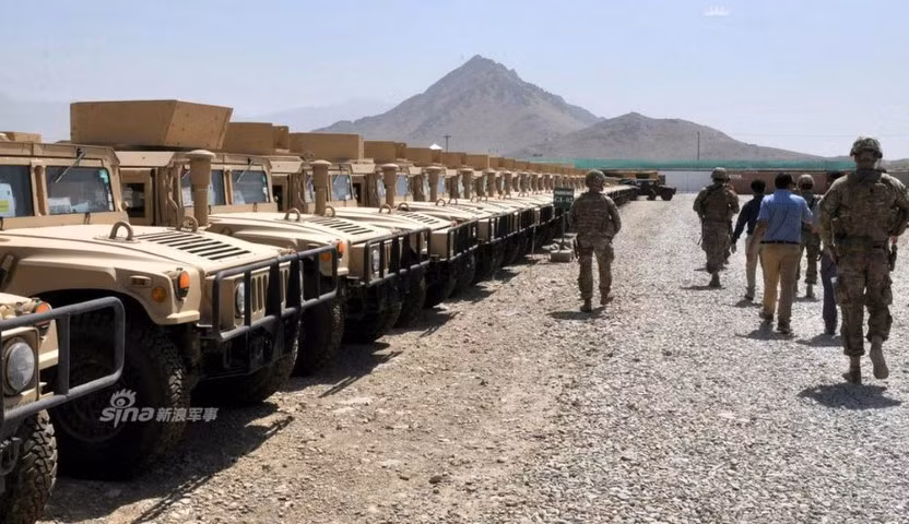 Lô đầu tiên với số lượng 4.500 xe Humvee được Mỹ bàn giao cho quân đội Afghanistan trong giai đoạn 2001- 2012.