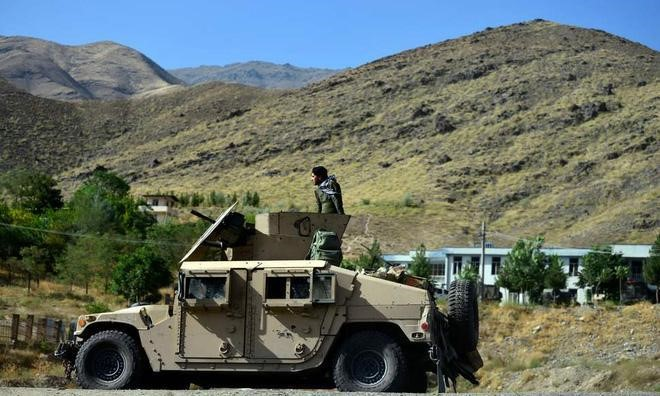 Humvee có chiều dài 4,57 m; rộng 2,16 m; cao 1,83 m; khối lượng 2.676 kg. Xe được trang bị động cơ diesel V8 6,2 lít hoặc động cơ turbo diesel V8 6,5 lít giúp đạt tốc độ tối đa 113 km/h.