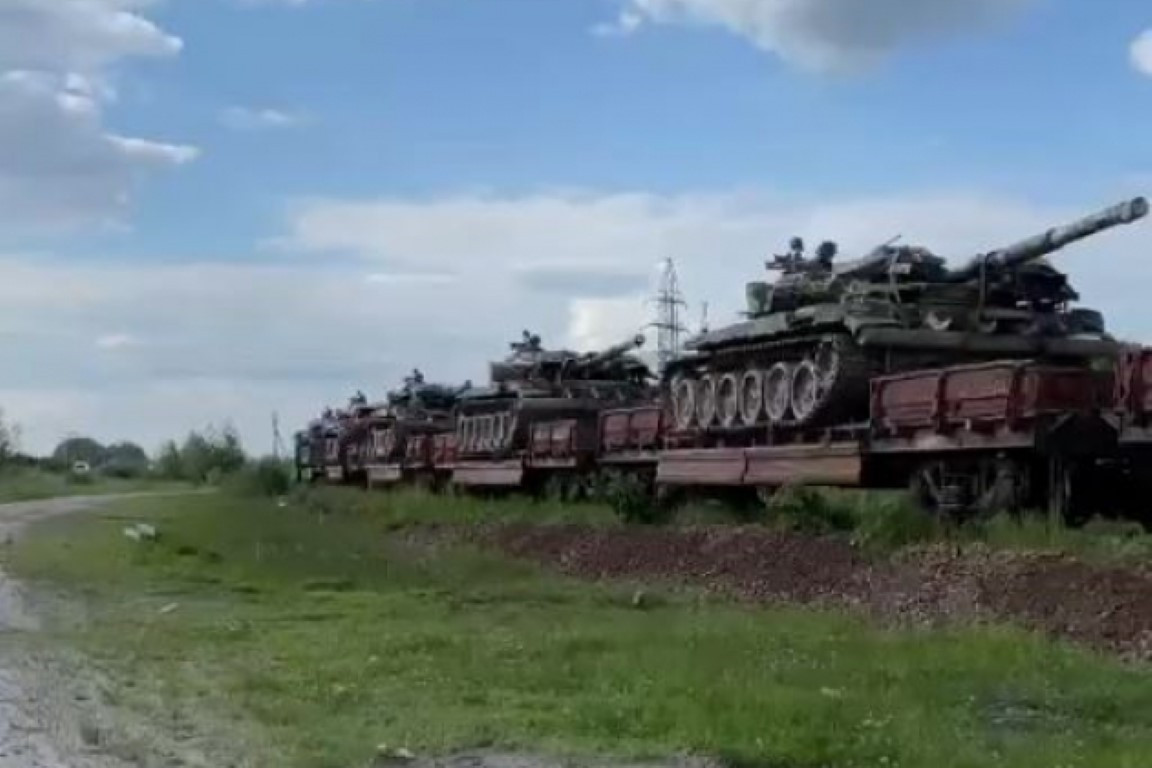 Truyền thông Nga vừa cho biết, một loạt các hình ảnh xuất hiện trên mạng xã hội Ukraine, cho thấy nước này đang kéo nhiều thiết bị quân sự tới khu vực tiếp giáp với bán đảo Crimea.