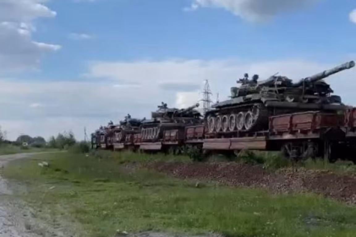 Truyền thông Nga vừa cho biết, một loạt các hình ảnh xuất hiện trên mạng xã hội Ukraine, cho thấy nước này đang kéo nhiều thiết bị quân sự tới khu vực tiếp giáp với bán đảo Crimea.