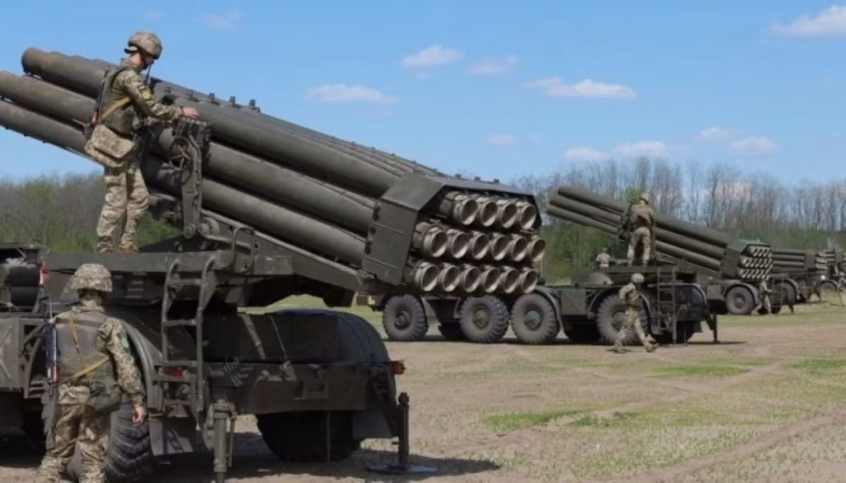 Tờ Avia của Nga cho biết, các thiết bị quân sự được Ukraine huy động từ nhiều khu vực, cùng chuyển tới khu vực tiếp giáp với Crimea trong vài ngày gần đây.