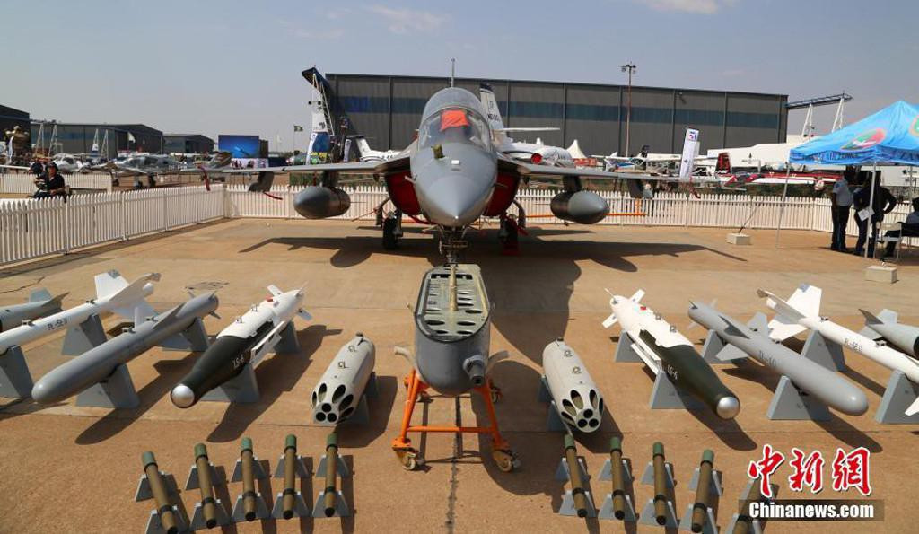 Được biết, máy bay JL-10 áp dụng hệ thống điều khiển fly-by-wire, đồng thời sử dụng khoang điều khiển thủy tinh, trong khoang có 6 màn hình hiển thị màu đa năng (mỗi phi công trang bị 3 chiếc).