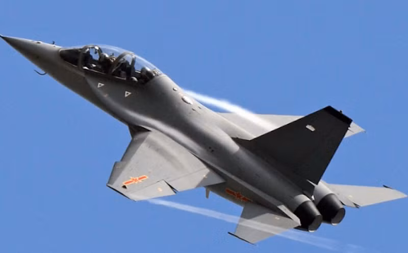 Trung Quốc nổi tiếng với việc sản xuất các loại vũ khí được quảng bá có hiệu suất bằng thậm chí nhỉn hơn hàng Nga nhưng giá thấp hơn rất nhiều. Huấn luyện cơ kiêm cường kích JL-10 là một trong số đó.