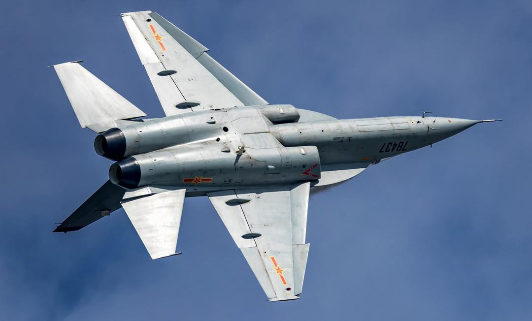 25% toàn bộ kết cấu của máy bay JL-10 sử dụng vật liệu composite carbon, trong đó có phần cánh và đuôi máy bay. Tuổi thọ dự kiến của máy bay là 10.000 giờ hoặc sử dụng 30 năm.