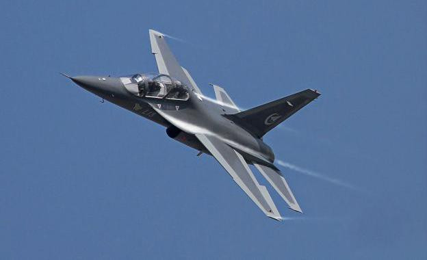 JL-10 có kíp lái 2 người, điều này dễ dàng cho việc giảng viên hướng dẫn cận kẽ cho học viên trong chuyến bay thực tế.