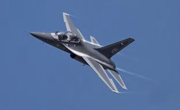 JL-10 có kíp lái 2 người, điều này dễ dàng cho việc giảng viên hướng dẫn cận kẽ cho học viên trong chuyến bay thực tế.