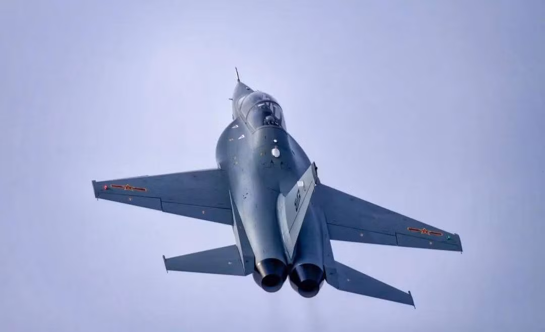 Nhìn bề ngoài của huấn luyện cơ kiêm cường kích nhẹ JL-10 có nhiều điểm khá tương đồng với chiếc YaK-130 của Nga. Trung Quốc rất tự tin về loại máy bay này, họ thậm chí còn cho rằng ở một số điều kiện, JL-10 còn nhỉnh hơn Yak-130.