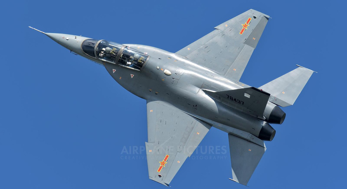 Khi cần thiết chỉ bằng những thay đổi nhỏ, chiếc JL-10 đã biến thành một cường kích hạng nhẹ đầy uy lực.