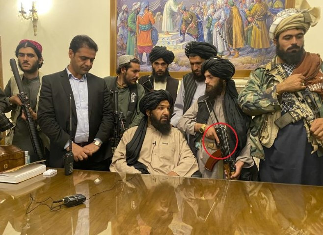 Những hình ảnh được ghi lại từ thủ đô Kabul, đã cho thấy binh lính Taliban được huấn luyện hết sức bài bản. Một chi tiết rất nhỏ, đó là ngón tay cái của người lính luôn đặt bên ngoài cò súng, đã chứng tỏ điều này.
