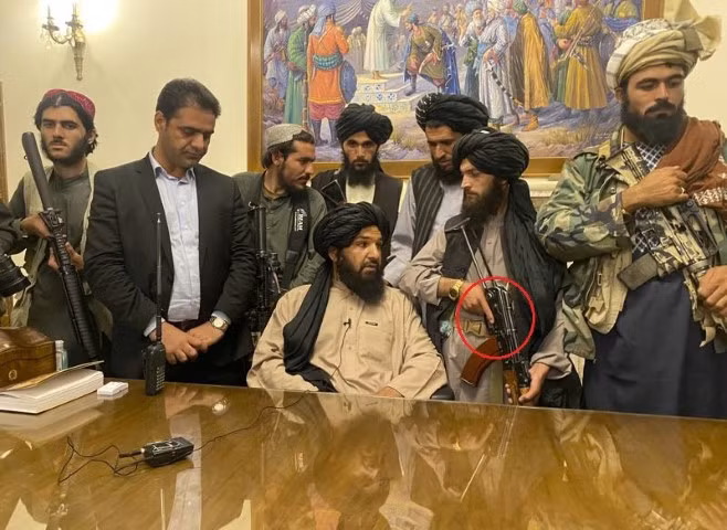 Những hình ảnh được ghi lại từ thủ đô Kabul, đã cho thấy binh lính Taliban được huấn luyện hết sức bài bản. Một chi tiết rất nhỏ, đó là ngón tay cái của người lính luôn đặt bên ngoài cò súng, đã chứng tỏ điều này.