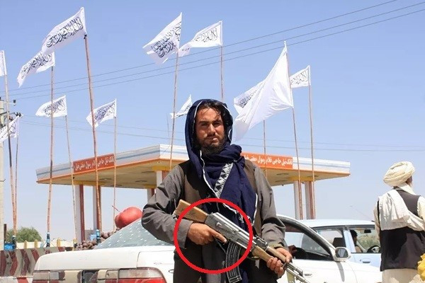 Việc đặt ngón trỏ bên ngoài cò súng, sẽ đảm bảo an toàn trong rất nhiều trường hợp, nhất là khi người lính bị giật mình, hoặc do quá căng thẳng.