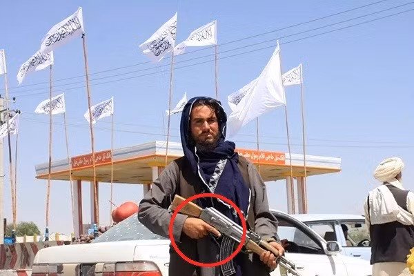 Việc đặt ngón trỏ bên ngoài cò súng, sẽ đảm bảo an toàn trong rất nhiều trường hợp, nhất là khi người lính bị giật mình, hoặc do quá căng thẳng.