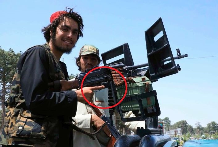 Việc đặt ngón tay cái ra ngoài cò súng, là tiêu chuẩn an toàn cơ bản của rất nhiều lực lượng quân sự hiện nay. Dù nhiều lực lượng chính quy trên thế giới vẫn chưa phổ biến cách cầm súng này, nhưng đây là dấu hiệu cho thấy Taliban đã huấn luyện binh lính cực kỳ bài bản, theo giáo trình hiện đại.