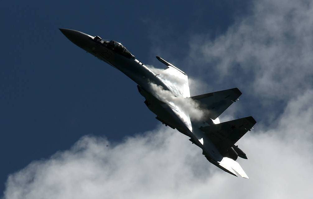 Nếu mang theo vũ trang, bán kính chiến đấu của loại tiêm kích hiện đại này sẽ chỉ còn khoảng 1600 km. Về lý thuyết, tối đa một tiêm kích Su-35 có khả năng mang theo 8 tấn vũ khí các loại dưới 12 giá treo.