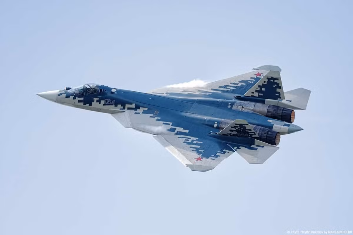 Các thông số của tiêm kích Su-57 vẫn đang được giữ bí mật, vậy nên chưa thể phân tích rõ xem loại máy bay này mang theo được bao nhiêu vũ khí và có bán kính chiến đấu tối đa là bao nhiêu.