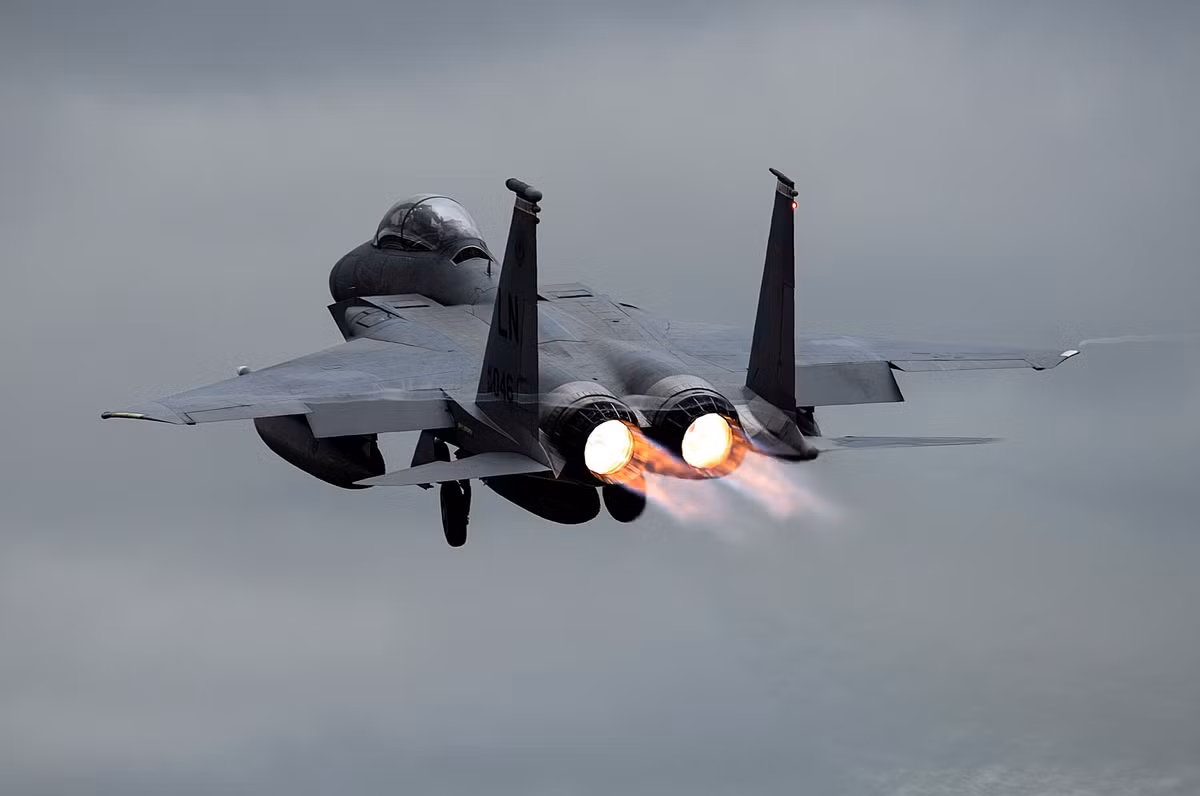 Tuy nhiên bán kính chiến đấu này chỉ có thể đạt được khi F-15 thực hiện nhiệm vụ đánh chặn - nghĩa là mang nhiều tên lửa không đối không. Với nhiệm vụ đối đất, bán kính chiến đấu sẽ thấp hơn do máy bay phải mang nhiều bom - có kích thước cồng kềnh và nặng hơn tên lửa.