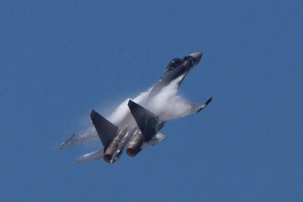 Tương tự như Su-57, chiến đấu cơ Su-35 cũng có khả năng bay hành trình ở tốc độ siêu âm. Cụ thể, khi Su-35 bay hành trình ở độ cao trung bình, tốc độ tối đa mà nó đạt được có thể lên tới Mach 1.1. Nguồn ảnh: Pinterest.