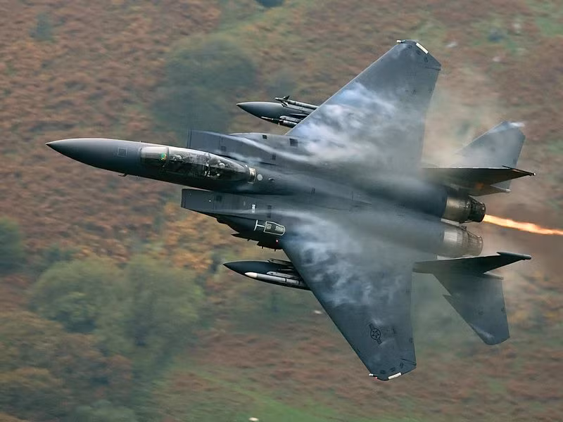 Tiếp đến phải kể tới tiêm kích chiến đấu F-15 của Không quân Mỹ. Loại máy bay hạng nặng này có bán kính chiến đấu rất lớn, tối đa lên tới gần 2000 km.