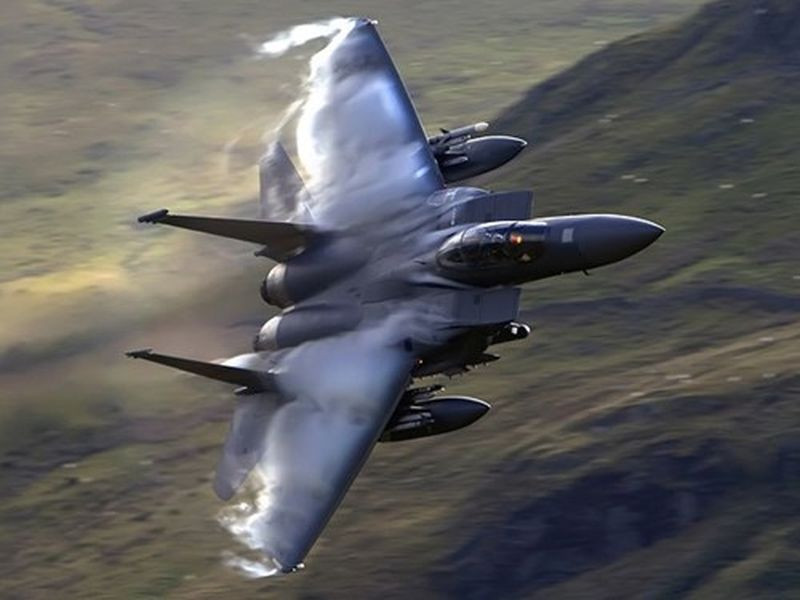 Tầm bay tối đa của tiêm kích F-15 lên tới 5600 km. Tuy nhiên tiêm kích F-15 chỉ đạt được tầm bay này khi mang theo ba thùng nhiên liệu phụ treo bên ngoài. Dù tầm bay rất tốt, việc treo thêm ba thùng nhiên liệu phụ sẽ khiến chiếc máy bay trở nên rất cồng kềnh và chậm chạp.